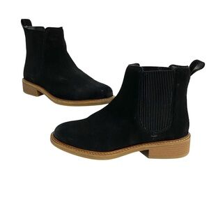 Clarks Women’s Black Ankle Boots with Brown Sole Leather Suede Size 6 NEW